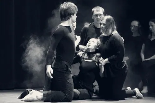 Zespół w kłębach dymu, performerzy na kolanach