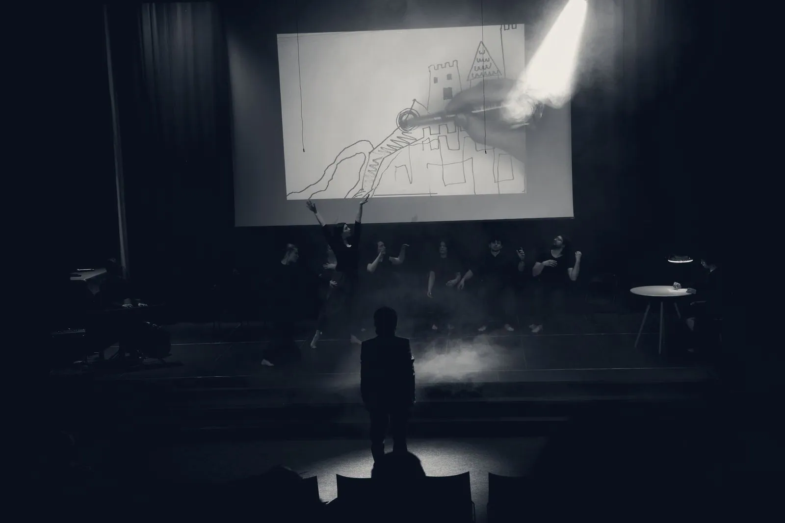 Scena w ciemności, Soundpainter w snopie światła, na ekranie rysunek tworzony na żywo